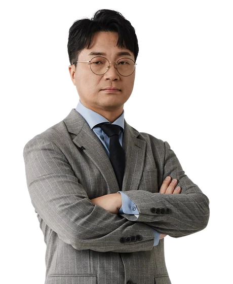 팔짱을 끼고 선 스티븐 선생님